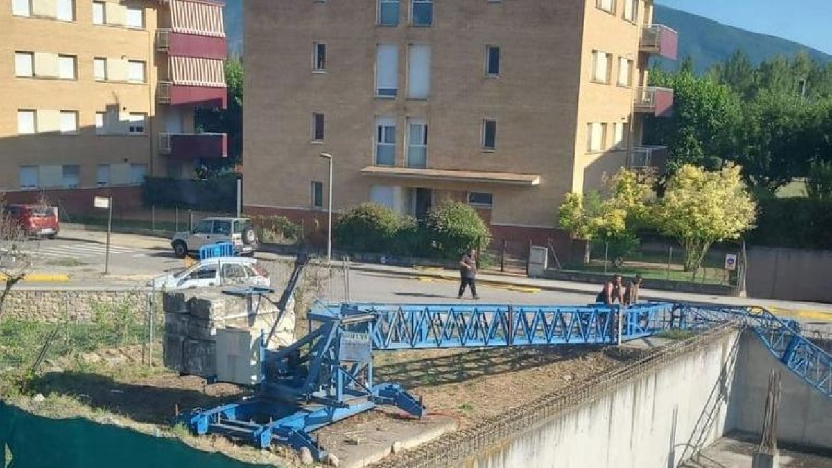 El desmontaje en julio de una grúa en el centro de La Pobla de Segur de una promoción fallida en 2007. - LA POBLA DE SEGUR