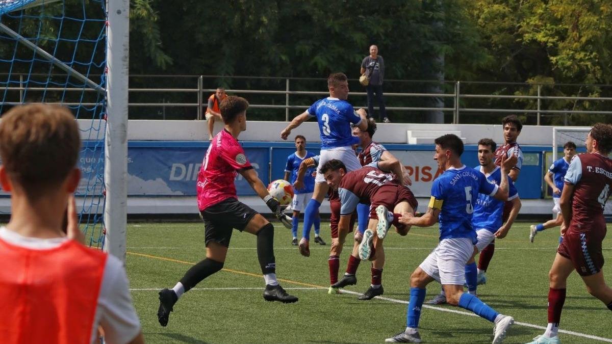 Jordi Puig, uno de los más destacados, rematando una falta lateral en la segunda mitad. - ÀLEX SAMPER