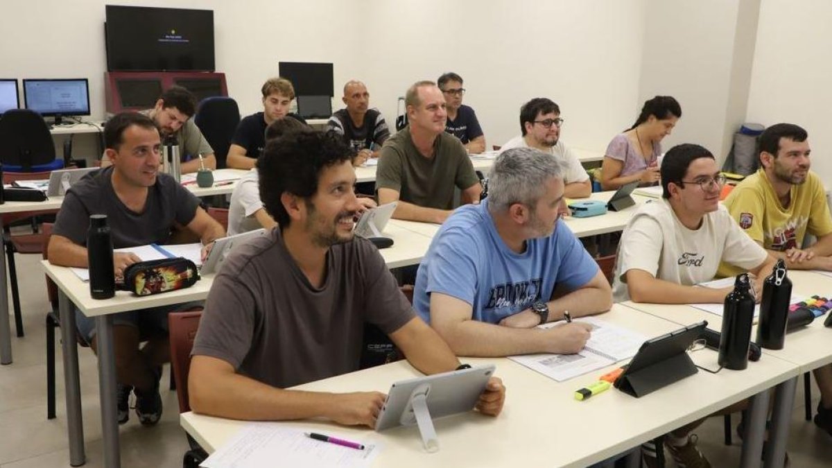 Los alumnos del diploma y licencia de maquinista de tren, en una clase teórica. - MAGDALENA ALTISENT