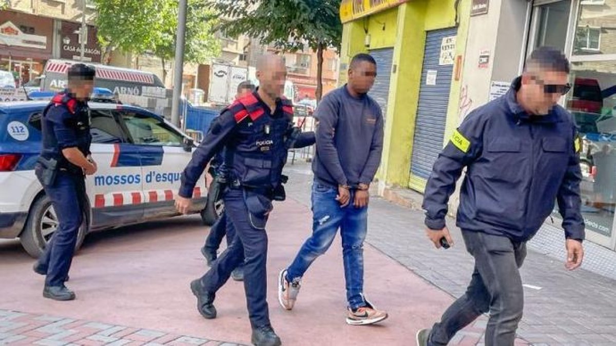 El detingut quan va ser dirigit a l’escorcoll del seu domicili després de ser arrestat el 25 d’octubre del 2023. - A. GUERRERO