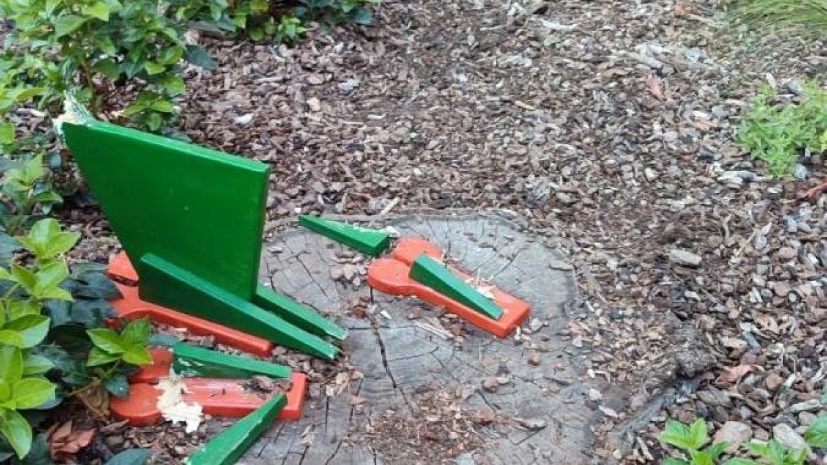 Les ornamentacions que han destrossat els incívics.