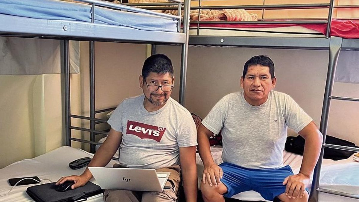 David Bastidas, uno de los camioneros en formación, a la derecha, con un compañero.