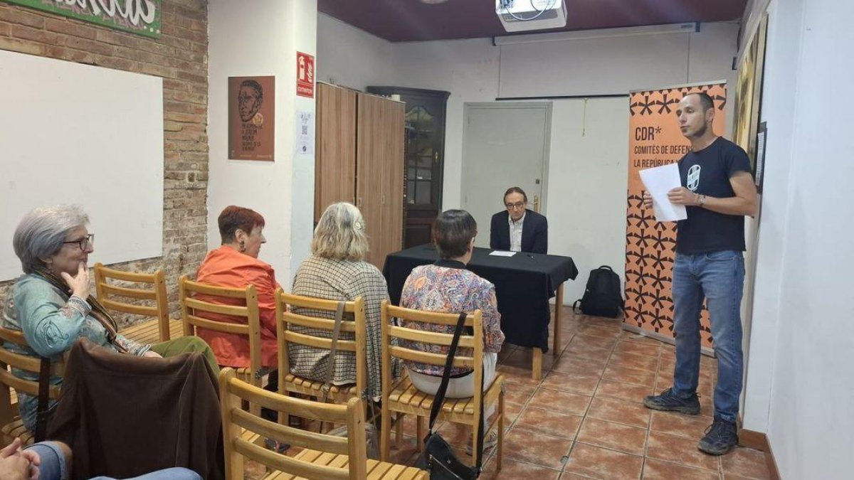Un moment de la xarrada ahir de Josep Maria Tamarit a l’Ateneu Cooperatiu La Baula de Lleida. - L.G.