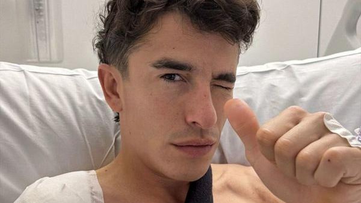 Marc Márquez, a la izquierda, en el hospital tras ser intervenido, y a la derecha, en su casa con el brazo en cabestrillo.