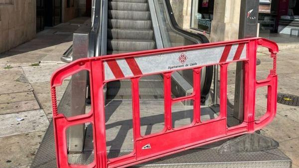 Las escaleras mecánicas y el ascensor llevan días averiados. - AGB