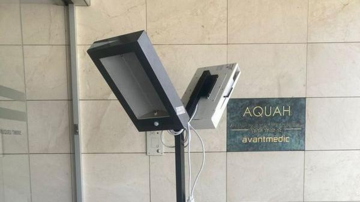 Robot amb llum xenó.