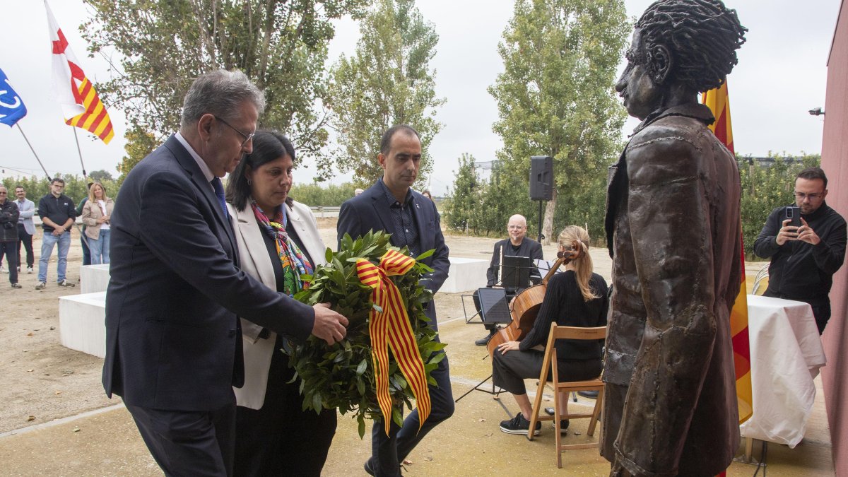 Els representants polítics van entregar una ofrena a l’estatua de Lluís Companys.