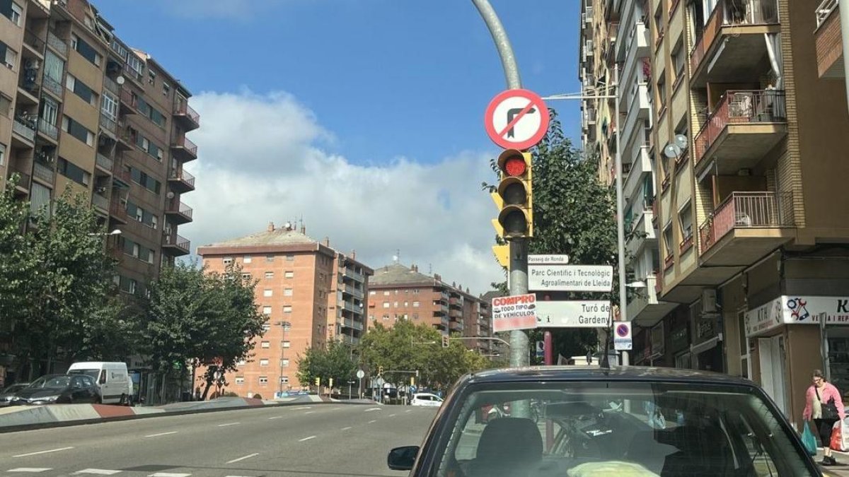 Un cartell en un semàfor. - AJUNTAMENT DE LLEIDA