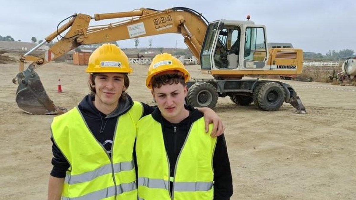 Unai Salas y Biel Mateu, estudiantes del Cicle d'Excavacions i Sondatges del Institut Mollerussa - E. FARNELL