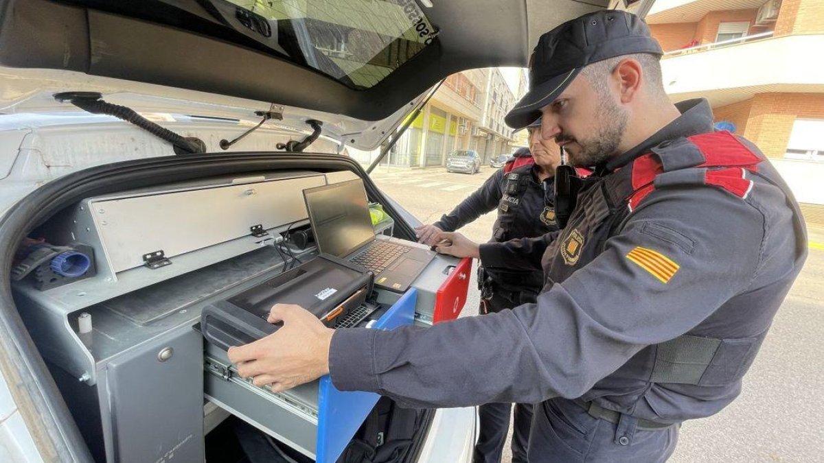 Dos agents de la comissaria de Mollerussa amb el nou equip per recollir les denúncies. - A. GUERRERO