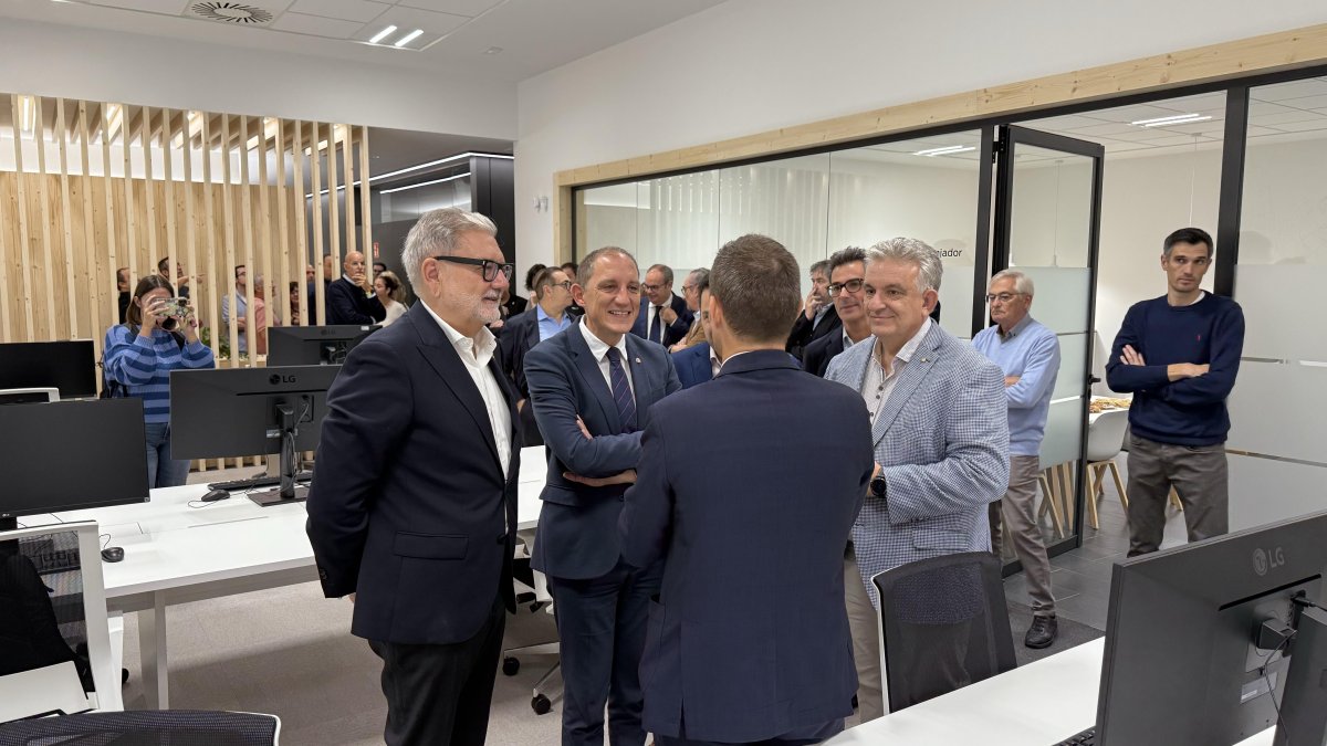 Autoritats visitant el nou centre de teletreball de bonÀrea a Lleida
