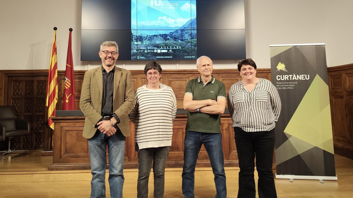 La presidenta, Gemma Tizón, i el director artístic del festival, Ramon Alaró, al centre, amb el director de l’IEI, Andreu Vázquez i la vicepresidenta, Estefania Rufach