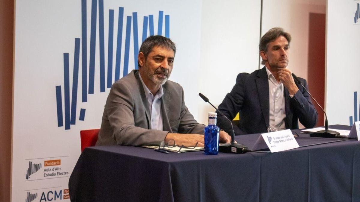 Josep Lluís Trapero (izquierda), junto a Xavi Paz (derecha), ayer en la Llotja. - ÀLEX SAMPER