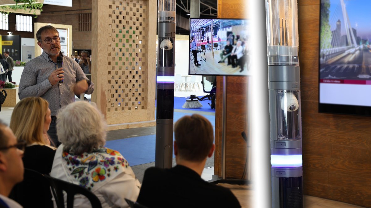 El fanal ‘intel·ligent’ amb càmera, anomenat Candela, ahir a l’estand de la Paeria a Municipàlia