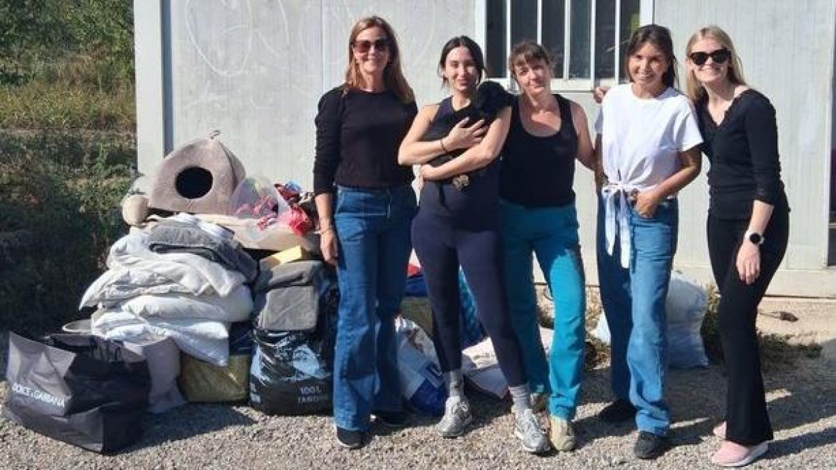 Rossana Kluivert, la seua filla Demi, Sandra Oró de la protectora i Lovisa Wester amb una amiga, a Seròs.; Array