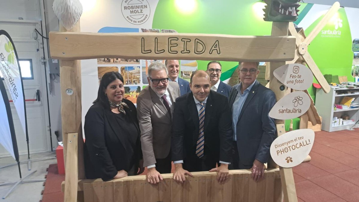 Un moment de la visita del conseller Dalmau a Municipàlia, acompanyat per la resta d'autoritats.