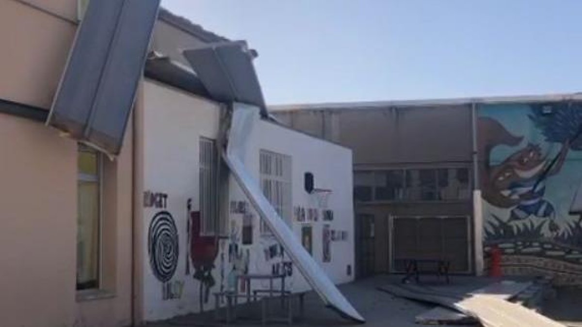 Gran ensurt a Anglesola pel fort vent: part del sostre del poliesportiu impacta a l'escola