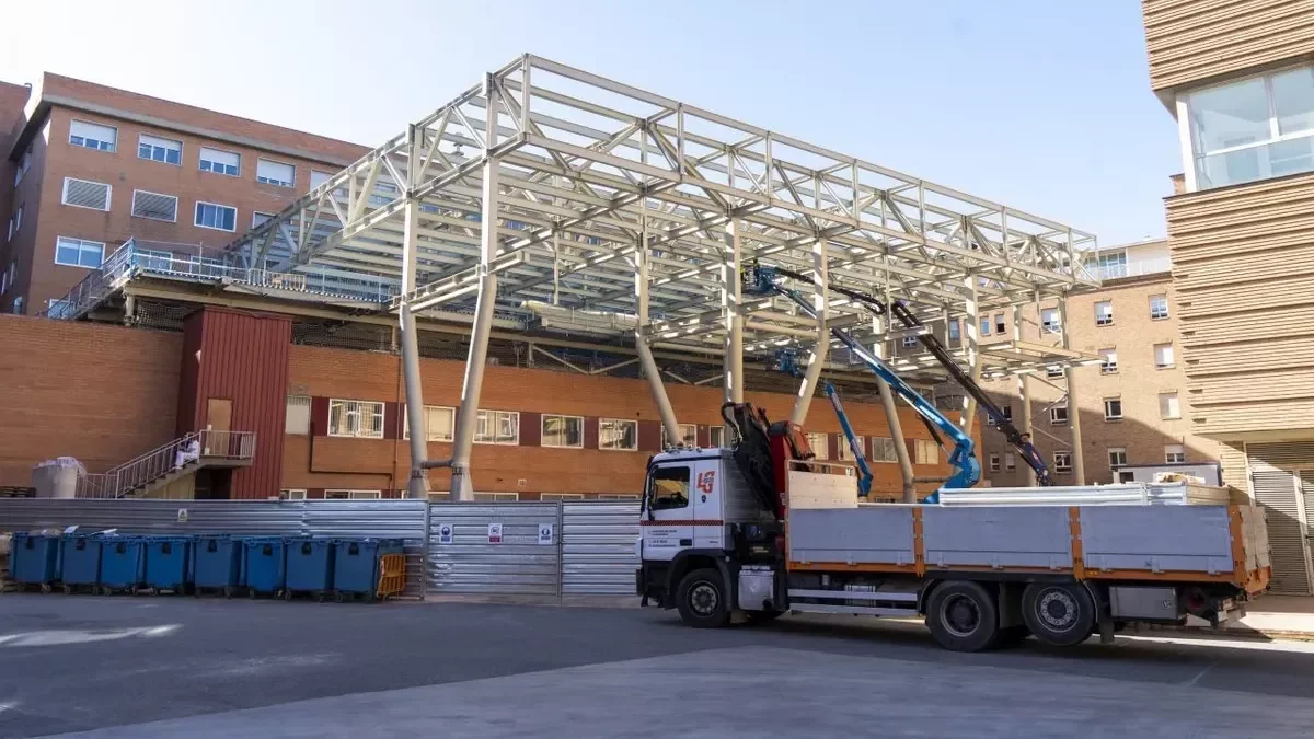 Las obras del nuevo bloque quirúrgico del Arnau avanzan y ya se puede ver la estructura metálica que soportará el nuevo edificio, que acogerá 16 quirófanos. - PAU PASCUAL
