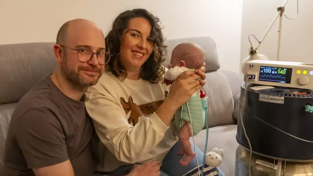 Rocío i Ekaitz amb el seu fill, l’Eudald, que dissabte passat va complir quatre mesos de vida. - JORDI ECHEVARRIA