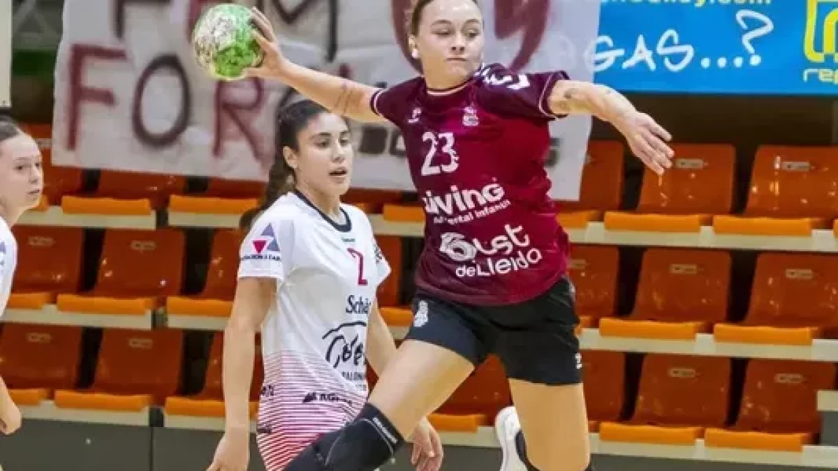 Valentina Bastarrica se eleva para rematar a portería. - JORDI ECHEVARRIA