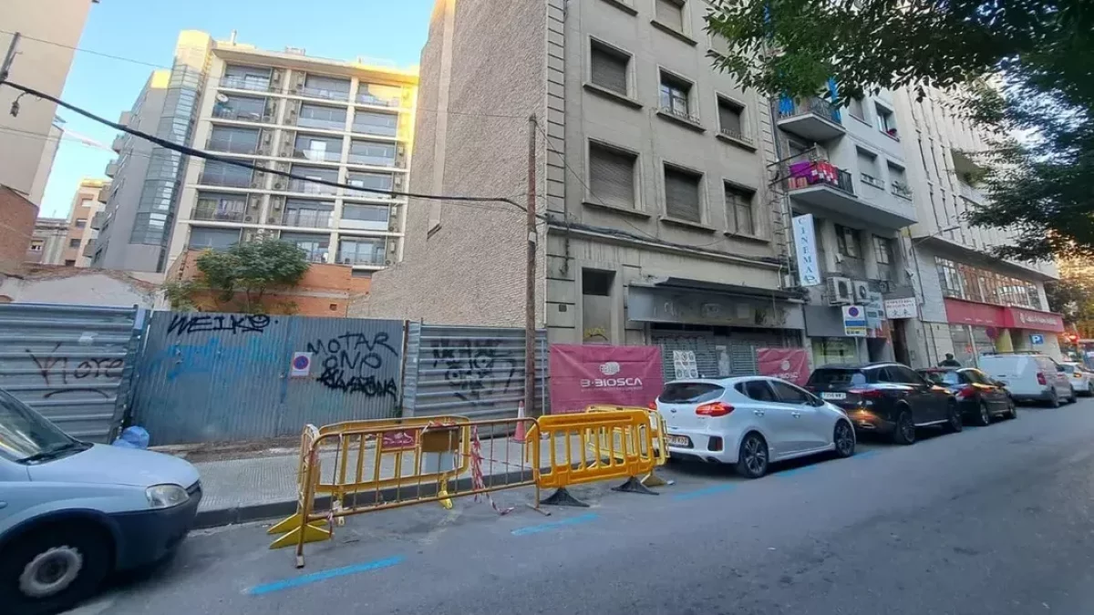Vista de l’edifici d’Anselm Clavé que s’enderrocarà, que ja està precintat i envoltat de tanques. - SCD