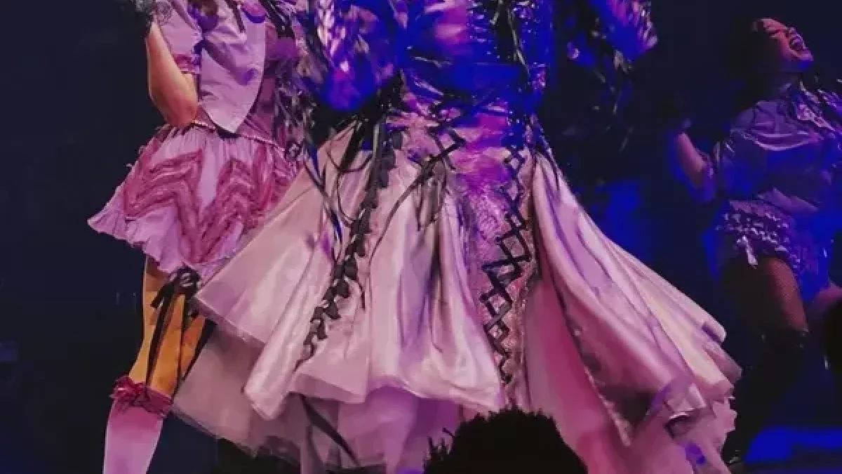 Laia Sallan, darrere de Lady Gaga, compartint escenari divendres passat a Barcelona. - ANIOL OLIVER