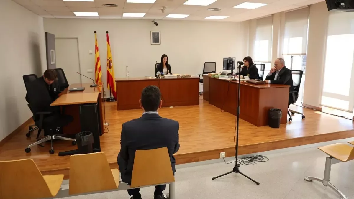 L’alcalde de Naut Aran, César Ruiz-Canela Nieto (CA), ahir al banc dels acusats del jutjat. - AMADO FORROLLA