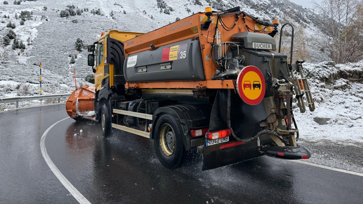 Una màquina llevaneu al port de la Bonaigua