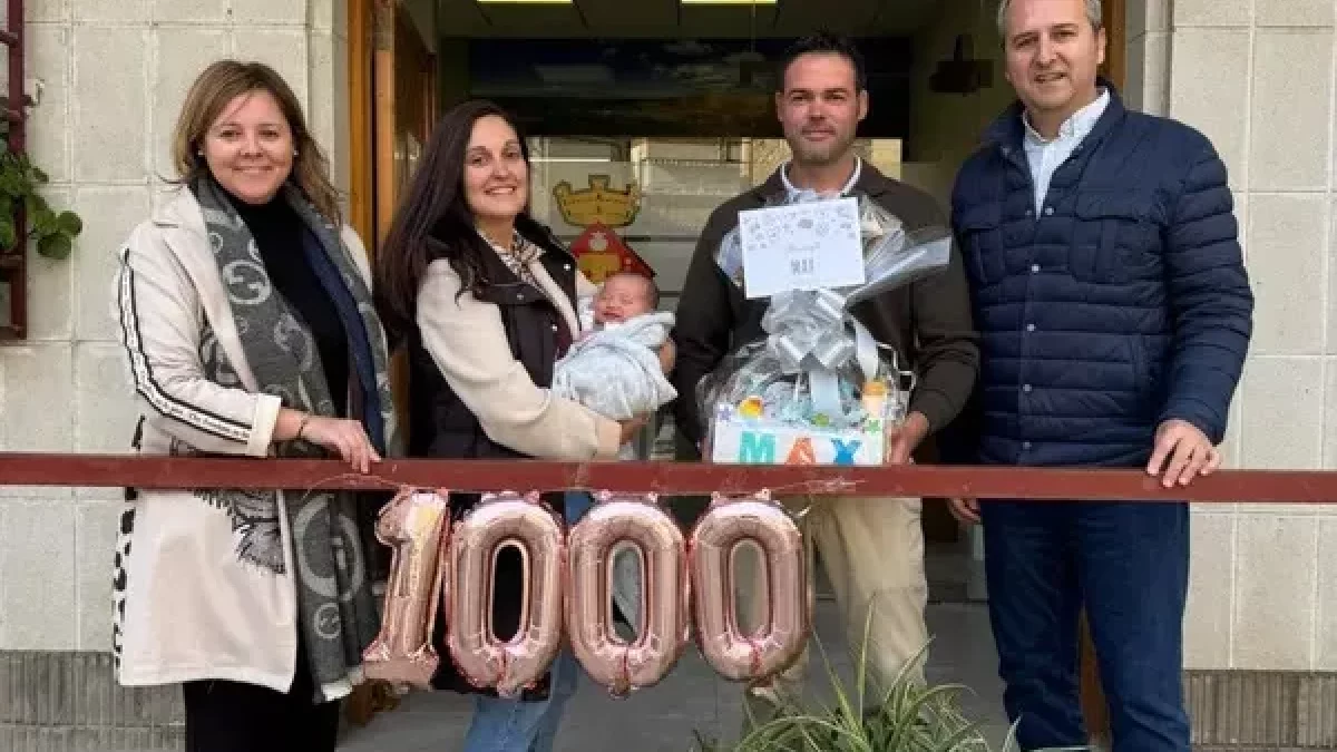 El vecino número mil con sus padres y los ediles Esther Teixidó y Manel Solé. - AJUNTAMENT DE LA GRANJA D’ESCARP