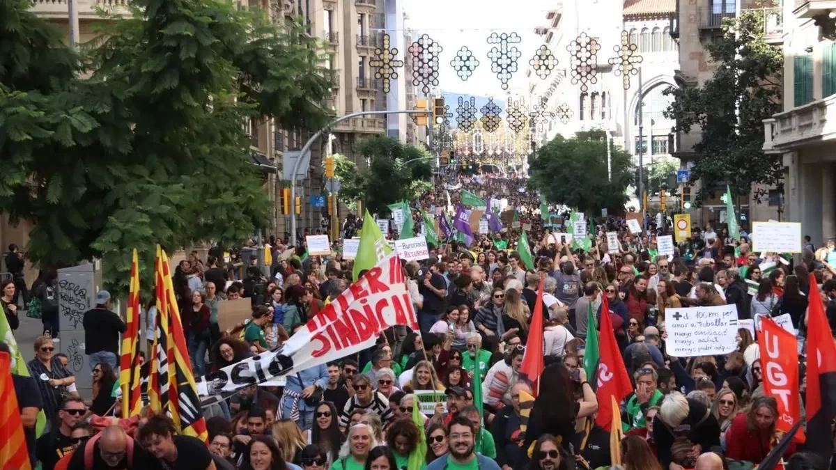 La manifestación de docentes en Barcelona para reclamar mejoras salariales, laborales y educativas fue multitudinaria. - @CGTENSEPONENT