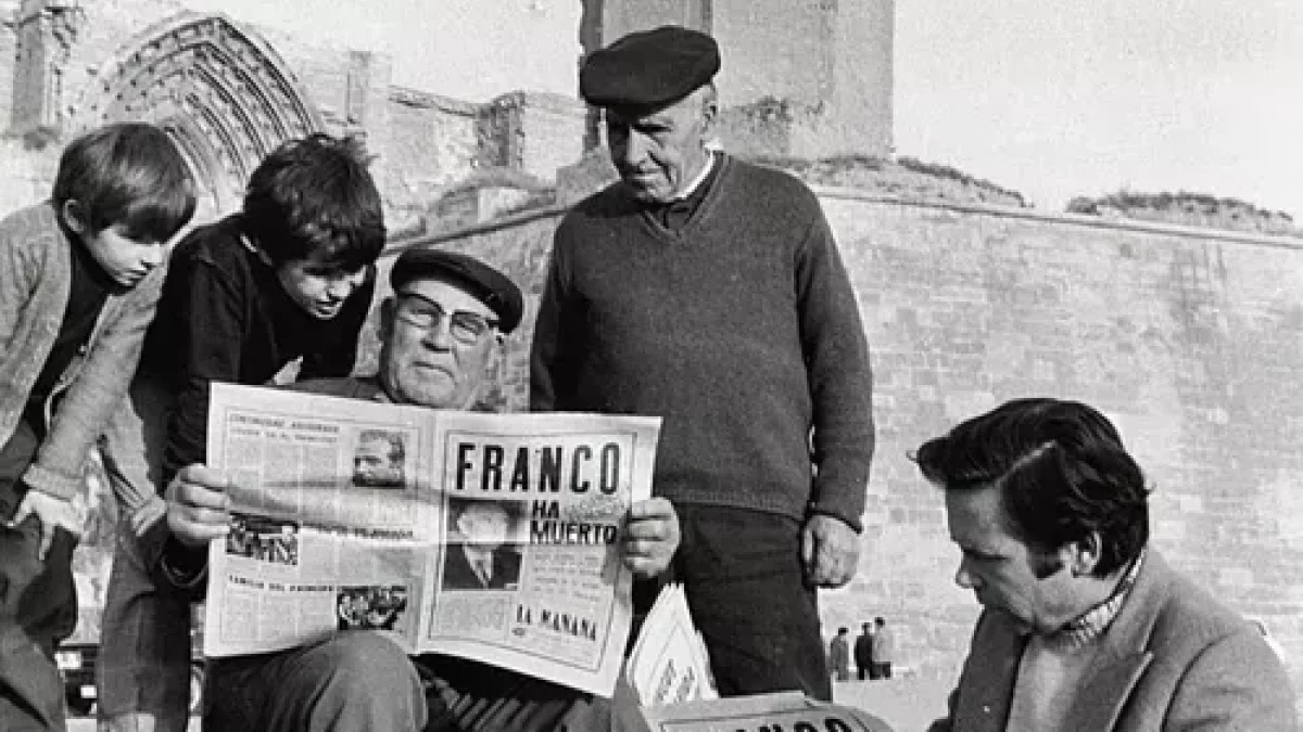 Expectación e incertidumbre. Muchas personas celebraron la muerte de Franco con cava, en privado, mientras se abría un periodo de incertidumbre. Un reciente barómetro del CIS apunta a que el 21,3% de los españoles cree que los años de la dictadura fueron buenos o muy buenos para España. - FONS GÓMEZ VIDAL/ARXIU FOTOGRÀFIC IEI