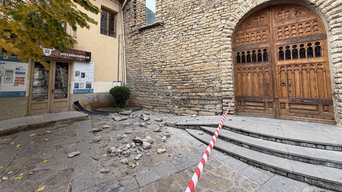 Diversos trossos de pedra van caure de la teulada del temple. - EDGAR ALDANA