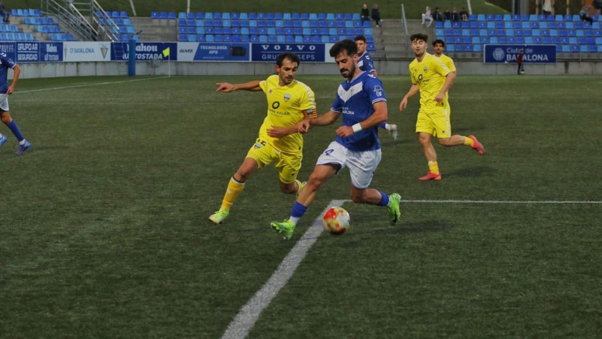 El capitán del Lleida, Òscar Rubio, presiona a un rival del Badalona.