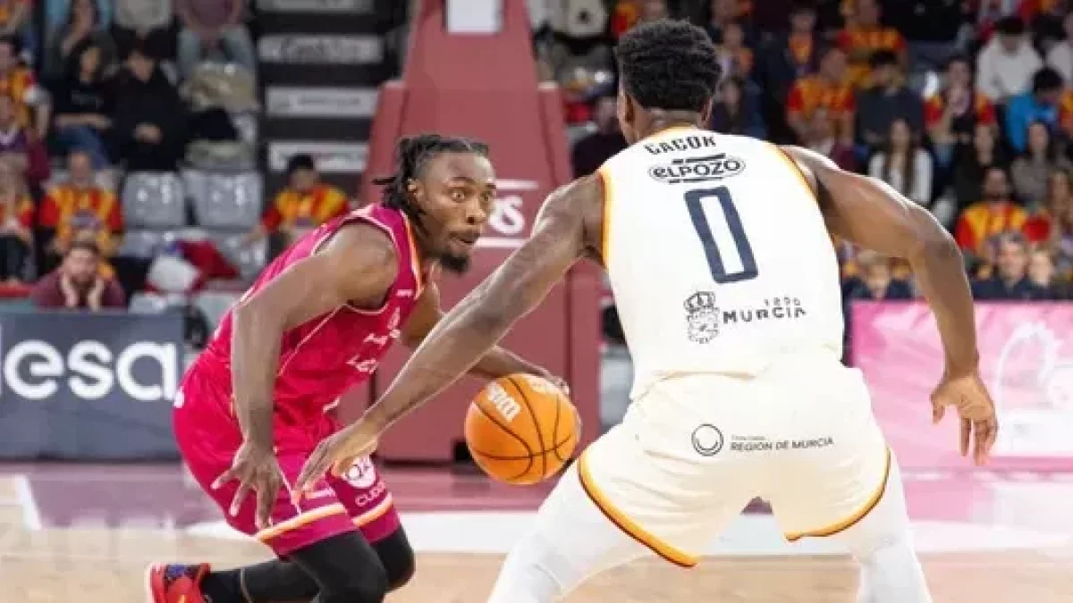 Imatge del partit, on James Batemon prova de superar en velocitat Cacok.. - JAVI ENJUANES