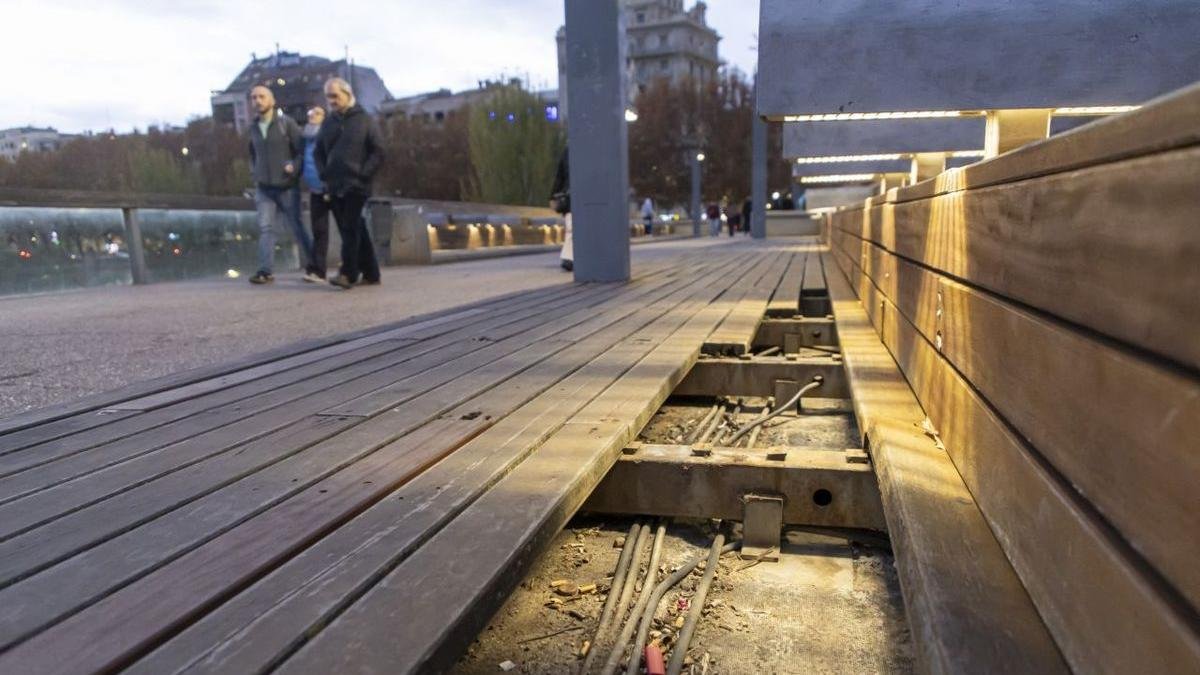 Algunos de los tablones sustraídos en la pasarela del Liceu Escolar, ayer tarde. - JORDI ECHEVARRIA