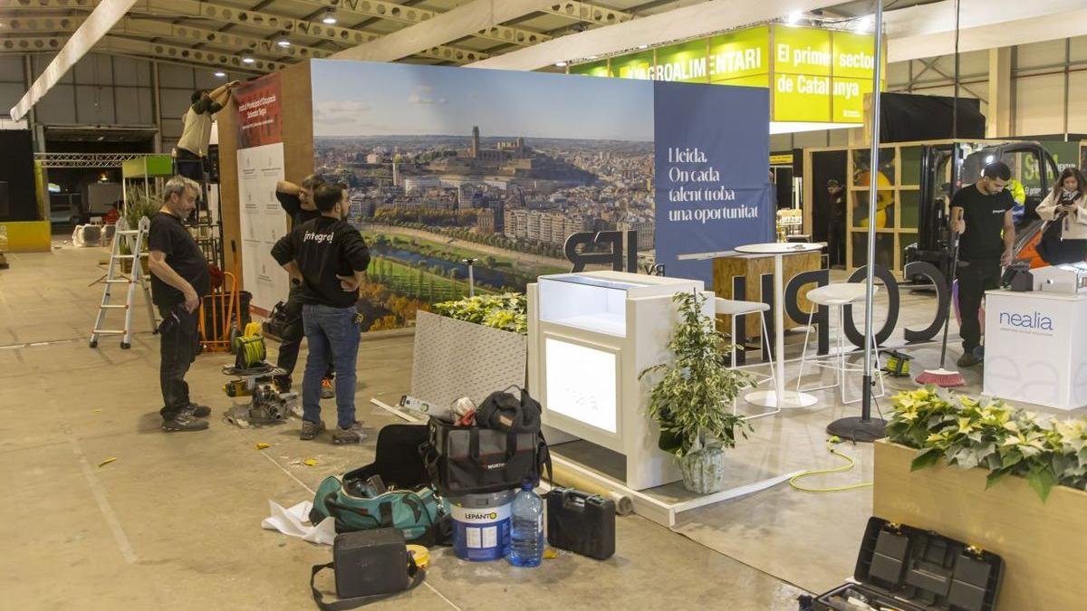 Últims preparatius ahir als pavellons de Fira de Lleida. - JORDI ECHEVARRIA