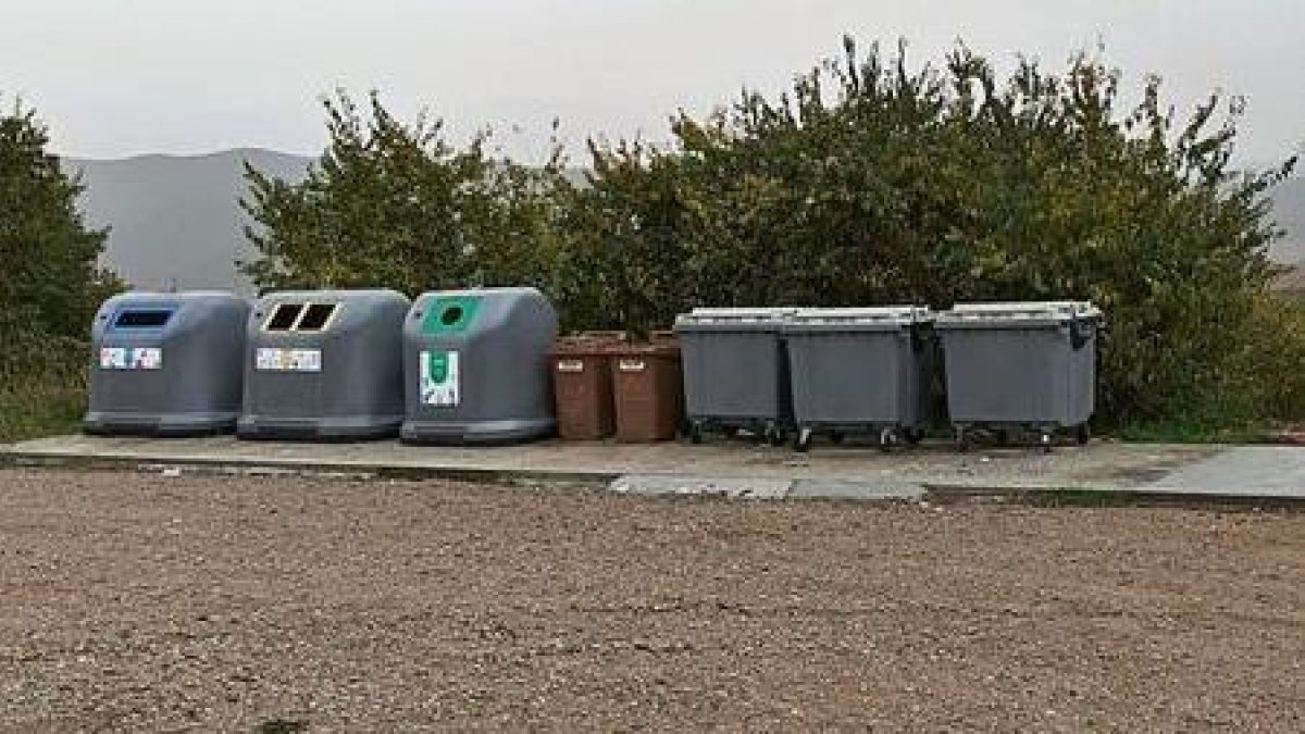 Imatge dels contenidors situats a l’àrea d’autocaravanes de Peramola. - J.P.