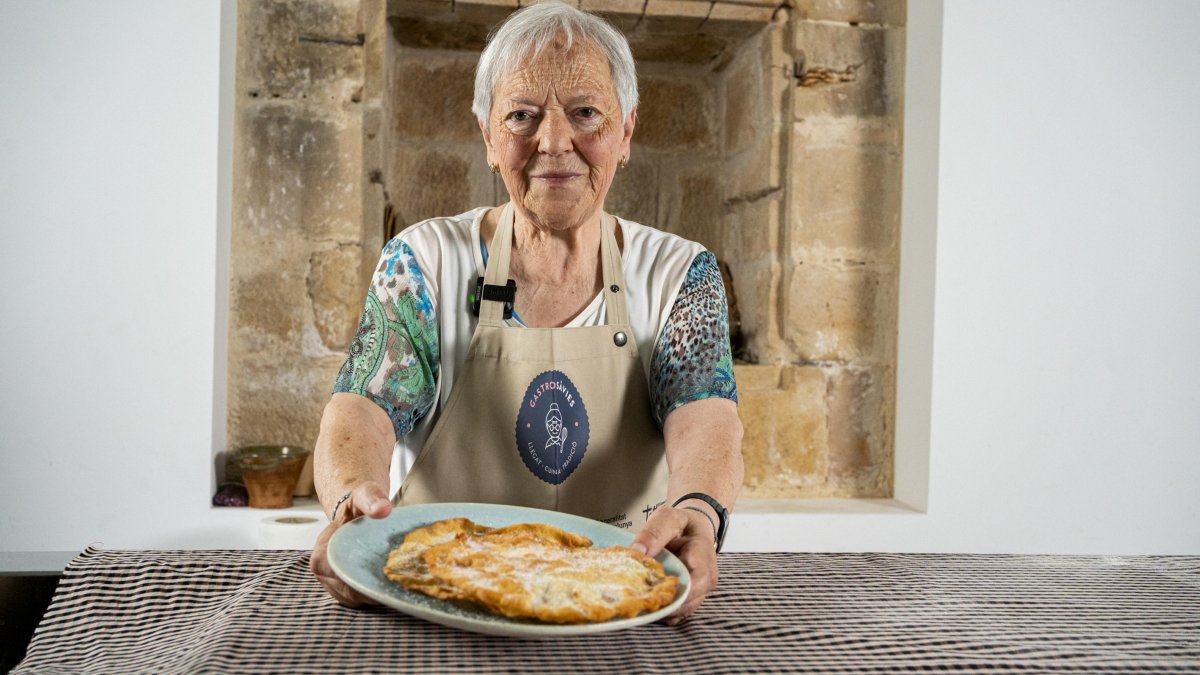 Una de las abuelas que han participado en el proyecto Gastrosàvies muestra su receta.