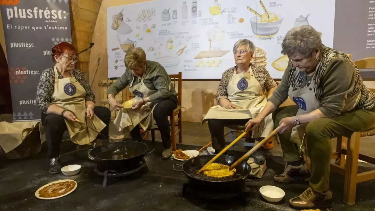 Quatre padrines, preparant ahir les orelletes per als assistents que es van atansar al Cafè del Teatre. - JORDI ECHEVARRIA