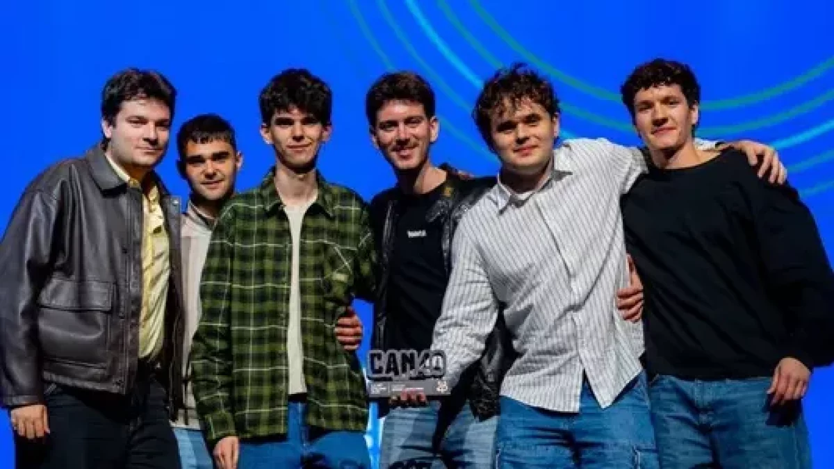 Els membres de Sexenni posant amb el guardó. - SEXENNI