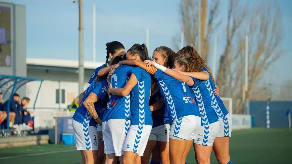 Las jugadoras del AEM celebrando el tanto en la primera mitad. - MARC DOMINGO