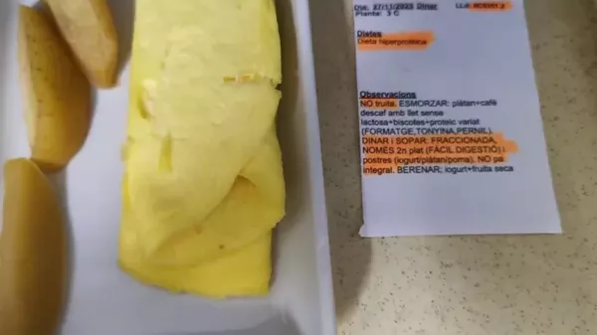Tortilla servida a la paciente junto al papel que indica “NO truita”.