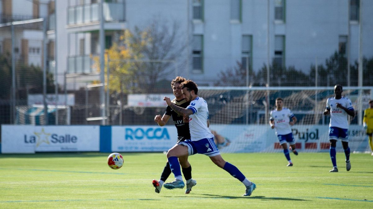 Una acción del partido del Mollerussa este domingo.
