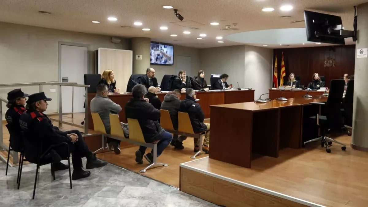 Los cinco acusados este miércoles en la segunda y última sesión del juicio celebrado en la Audiencia de Lleida. - ROGER SEGURA/ACN