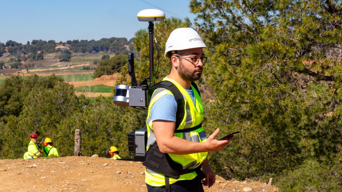 Personal d’Endesa revisant les línies elèctriques de Lleida amb càmeres termogràfiques a Alpicat el març passat.