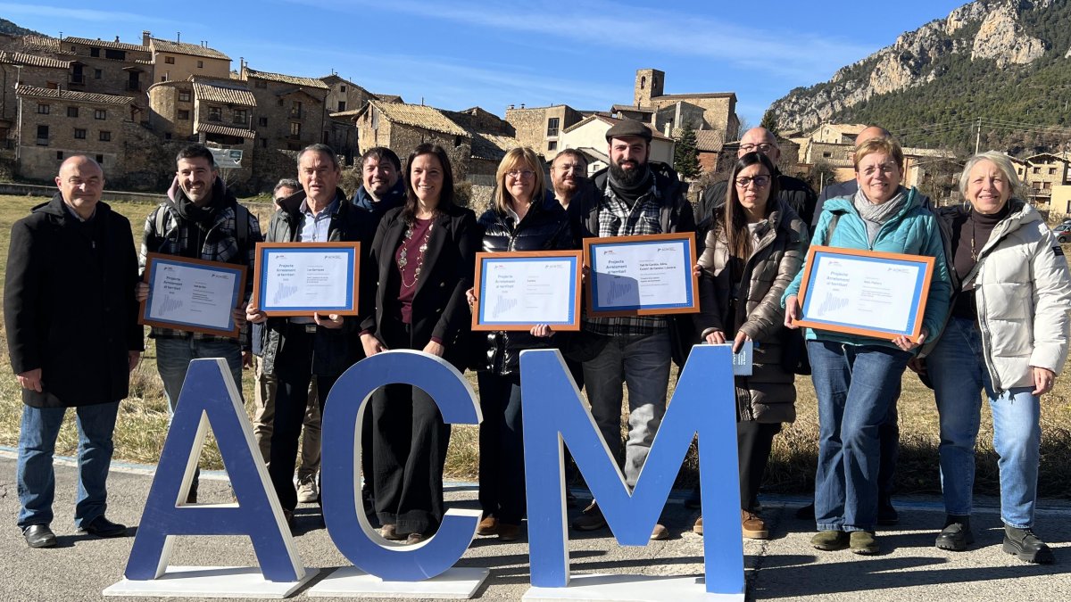 Fotografía de familia entre representantes de los proyectos ganadores de los premios del proyecto 'Arrelament al Territori', impulsado por la ACM, con las autoridades que les han entregado los galardones.