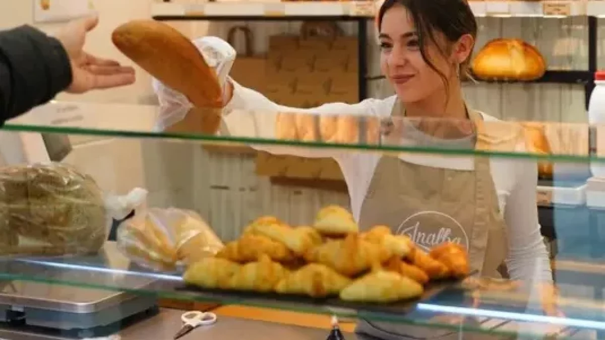 Una de les treballadores d’Inalba, despatxant. - INALBA