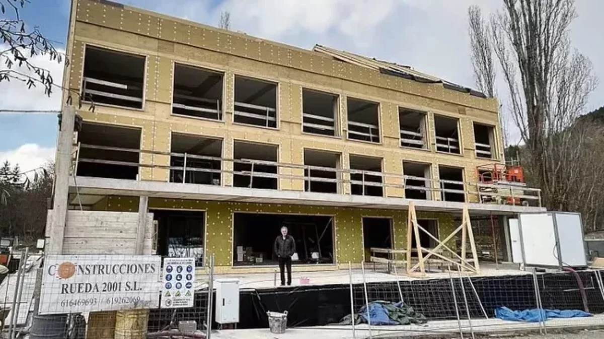 Ramon Solana, el promotor del projecte, davant de l’edifici en construcció. - M. CODINAS
