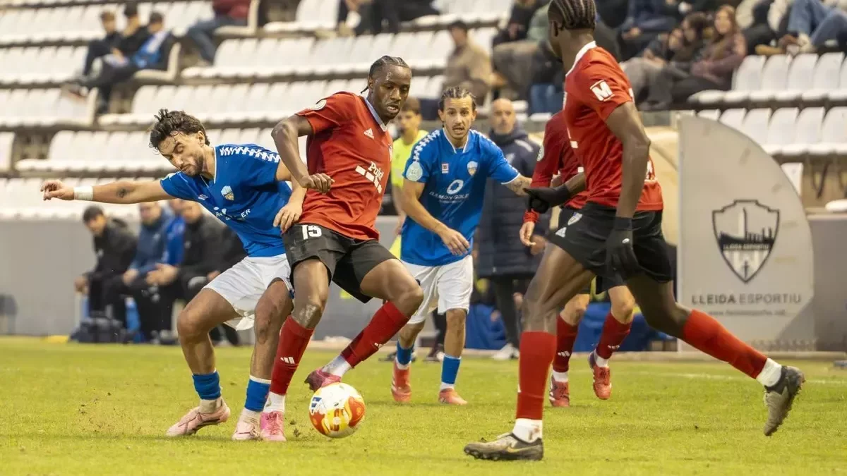 Alpha Bagayoko, exjugador del Lleida, protegiendo el esférico ante Luis Silva. - ANIOL MORAL
