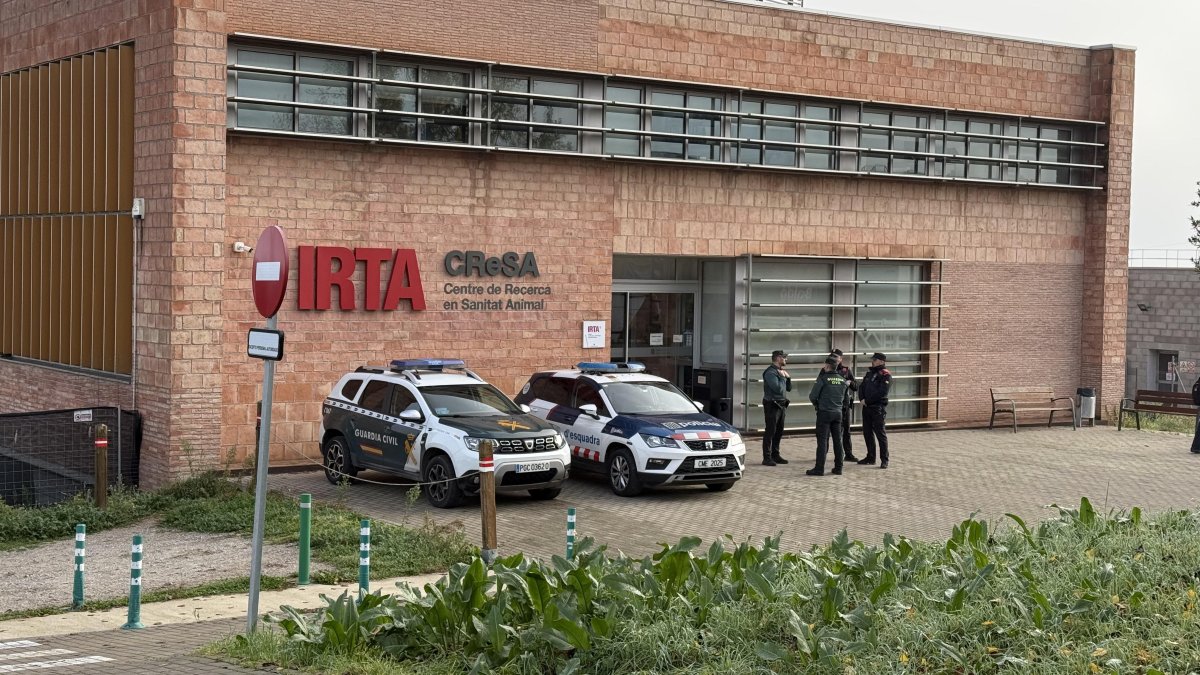 Agents dels Mossos i de la Guàrdia Civil a l'exterior de l'IRTA-CReSA.